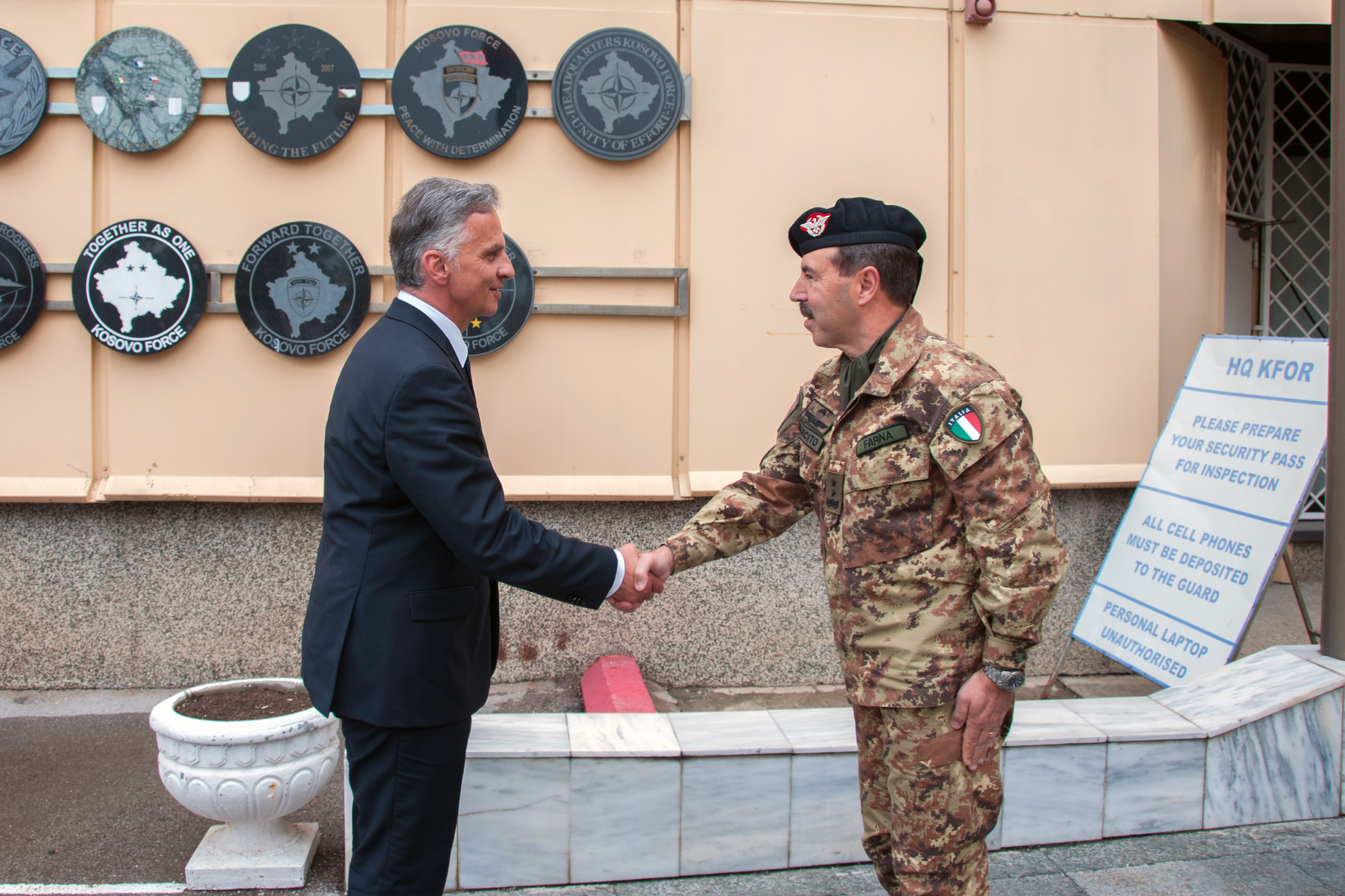 Salvatore Farina, commandant of the KFOR, welcomes President Didier Burkhalter 