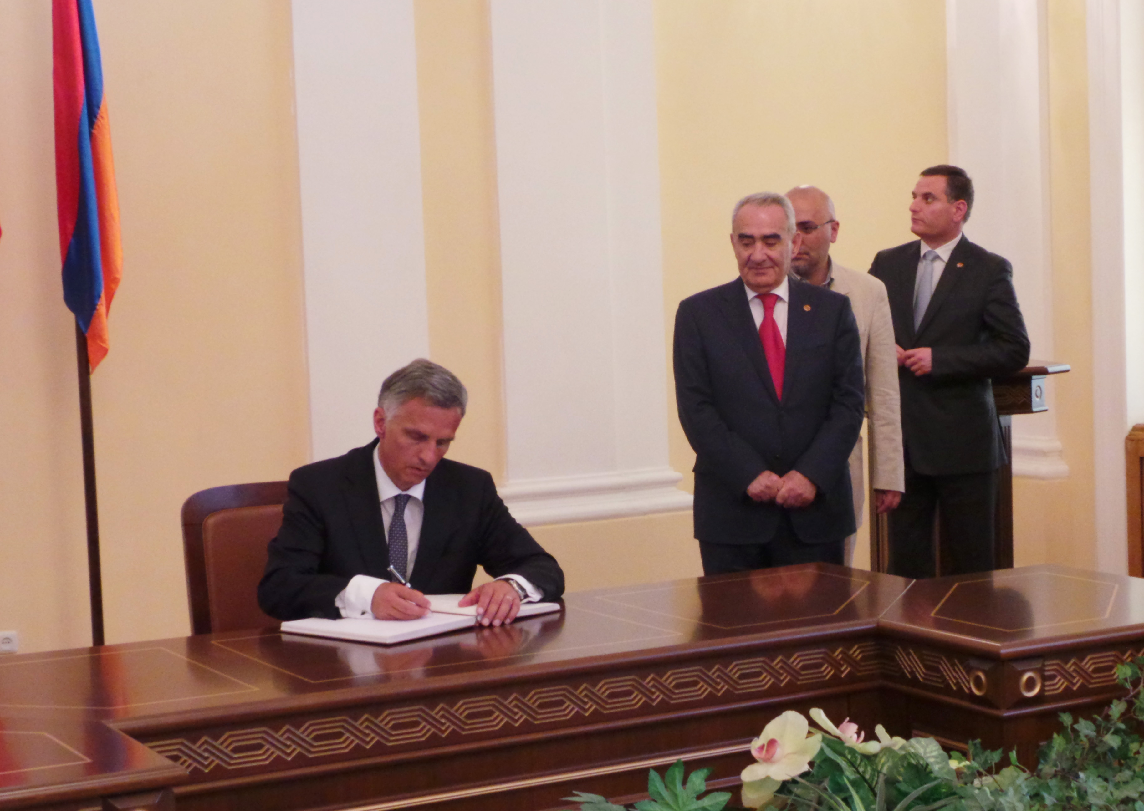 Après une discussion avec des membres du parlement arménien, le président de la Confédération Didier Burkhalter laisse un message dans le livre d’or du parlement. A sa droite, le président du parlement arménien, Galust Sahakyan.