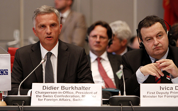 Il ministro degli esteri svizzero e presidente dell’OSCE Didier Burkhalter e il ministro degli esteri serbo Ivica Dačić durante l’inaugurazione della Conferenza annuale sulle questioni di sicurezza 2014 a Vienna