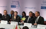 Le président de la Confédération Didier Burkhalter parle avec le conseiller national Andreas Aebi, président de la délégation parlementaire suisse auprès de l'OSCE. A sa gauche se trouvent Ilkka Kanerva, président de l'Assemblée parlementaire de l'OSCE et Hannes Germann, président du Conseil des Etats (tout à gauche)