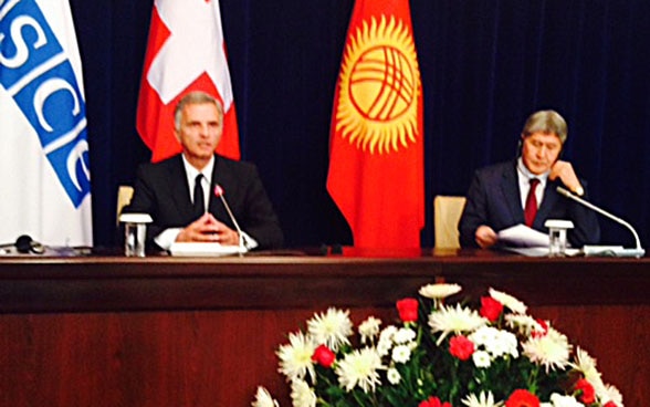 Didier Burkhalter vor den Medien mit dem kirgisischen Presidenten, Almasbek Atambajew.