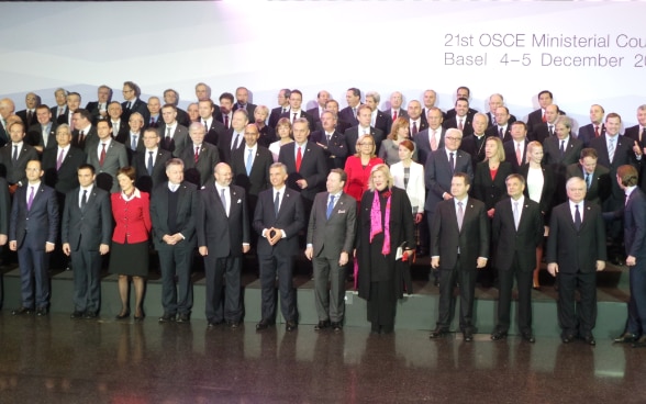 Gruppenaufnahme der teilnehmenden Aussenministerinnen und Aussenminister am Ministerratstreffen 2014 in Basel