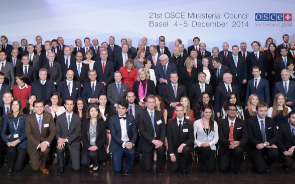 Gli ambasciatori della gioventù dell’OSCE posano per una foto di gruppo con i ministri degli esteri in occasione del Consiglio dei ministri tenutosi nel dicembre 2014