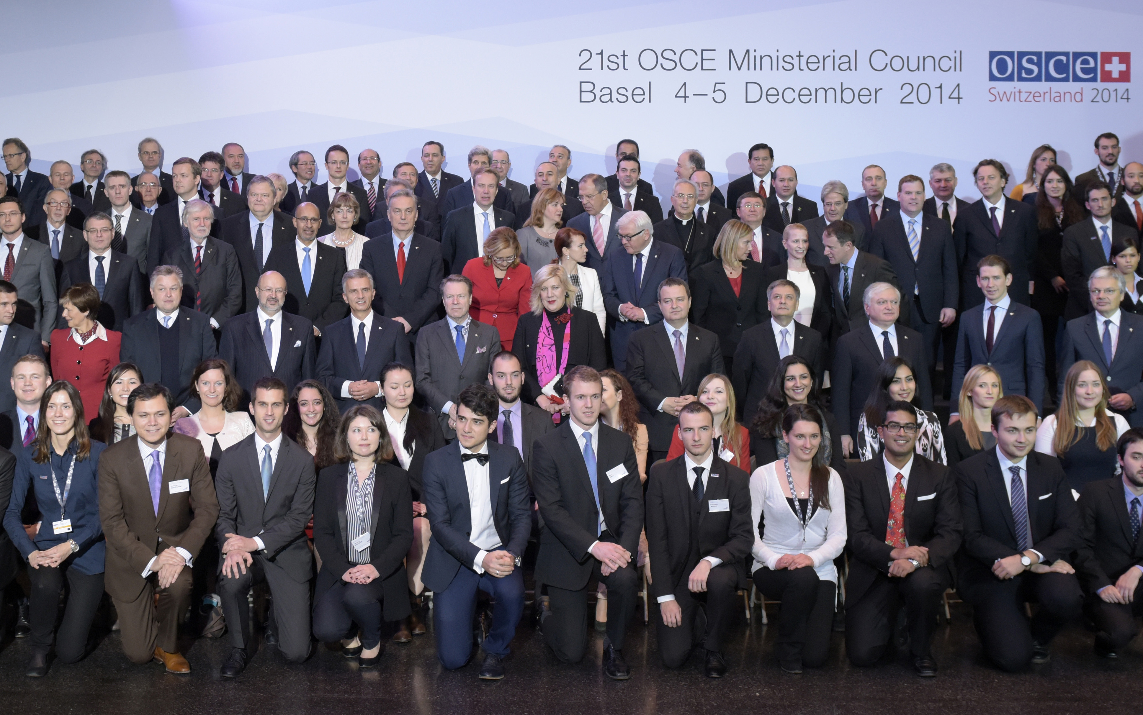 Die Jugendbotschafter der OSZE posieren für eine Gruppenaufnahme mit den Aussenministerinnnen und Aussenminister am Ministerratstreffen im Dezember 2014