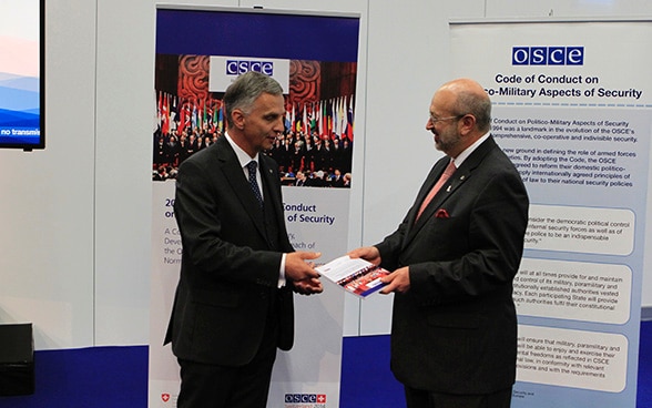 Didier Burkhalter, président en exercice de l’OSCE en 2014 et président de la Confédération suisse, remet solennellement la publication commémorative à Lamberto Zannier, secrétaire général de l’OSCE