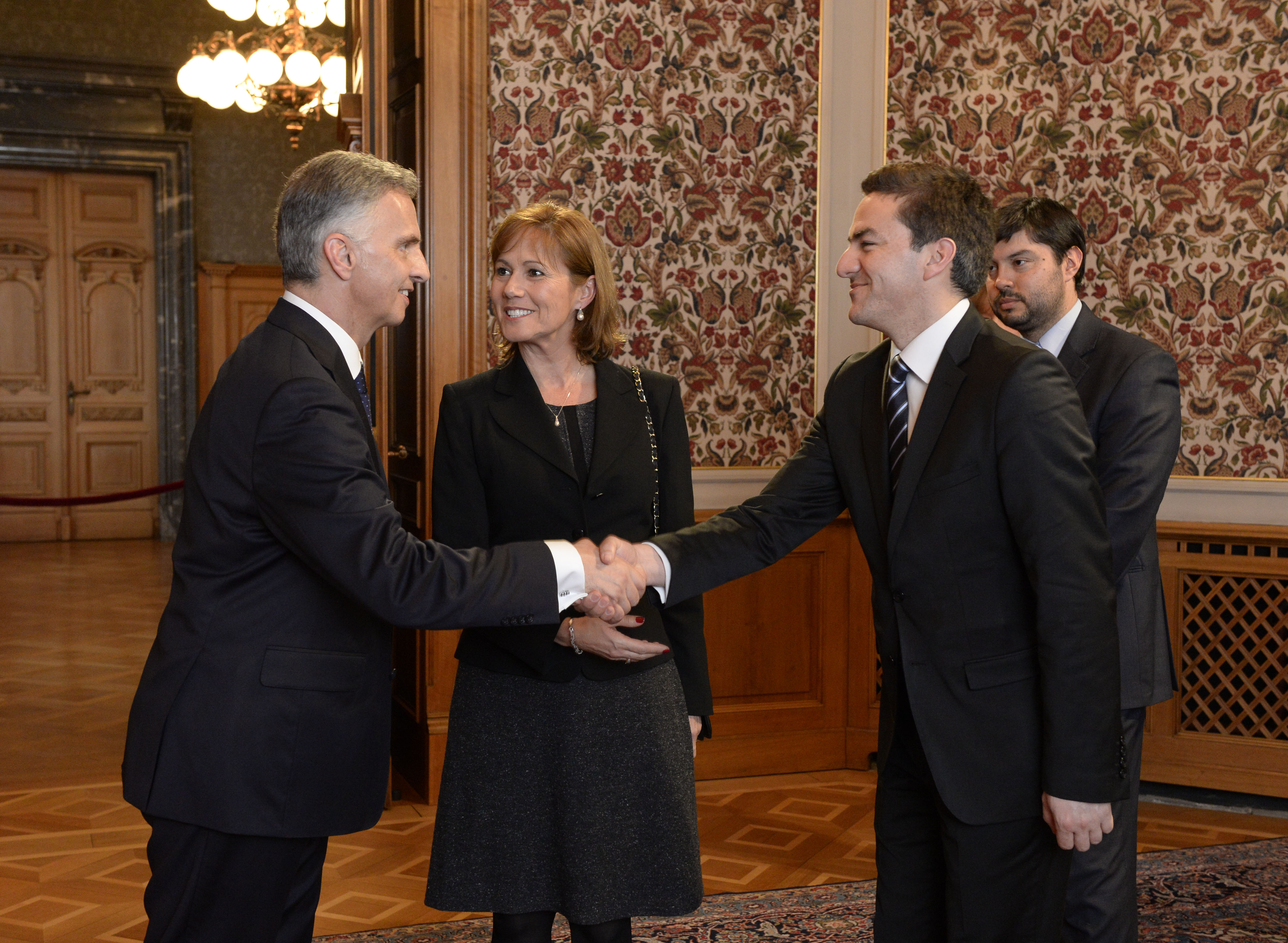 Bundespräsident Didier Burkhalter begrüsst die Gäste des Neujahrsempfangs in Bern.