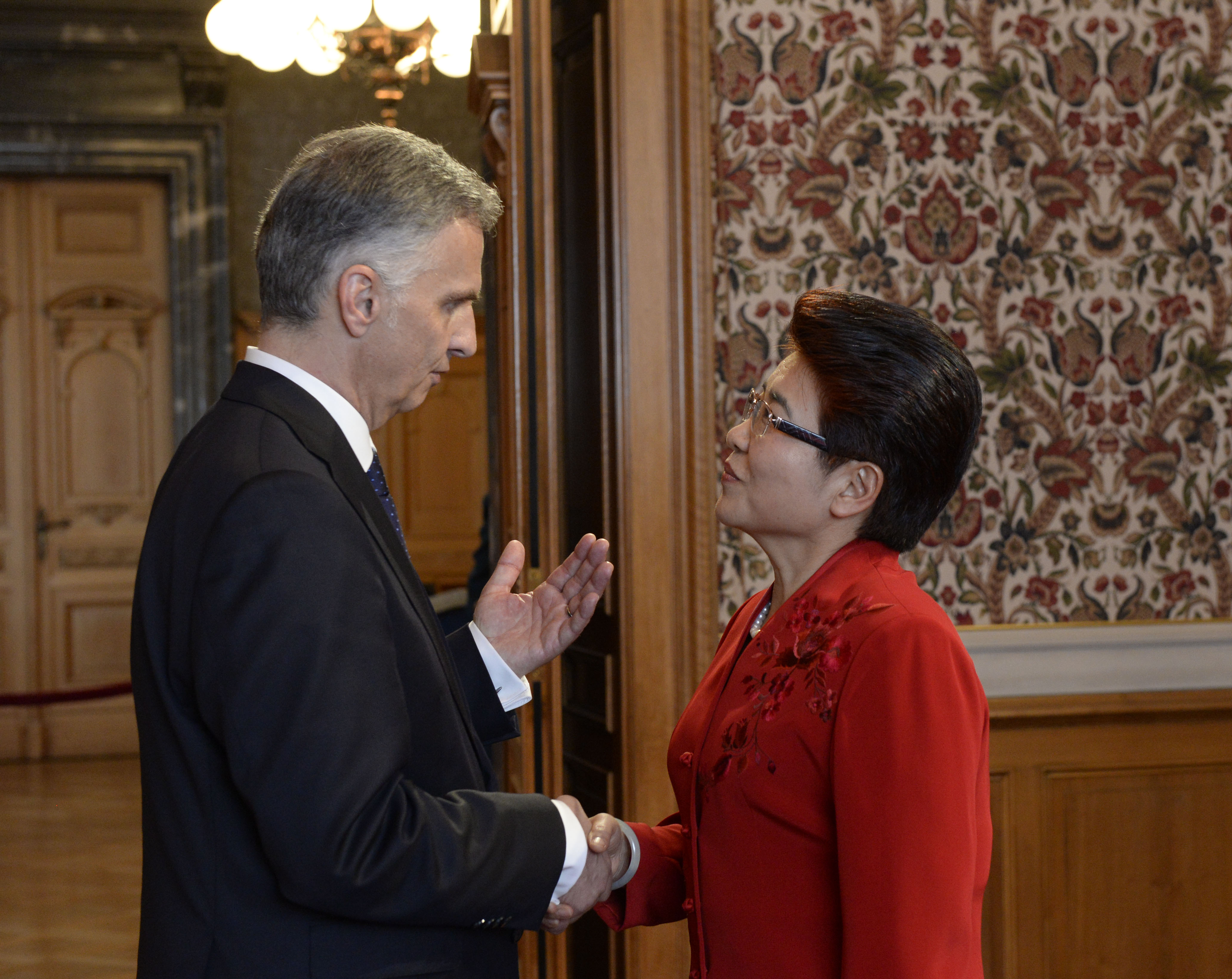 Bundespräsident Didier Burkhalter begrüsst die Gäste des Neujahrsempfangs in Bern.