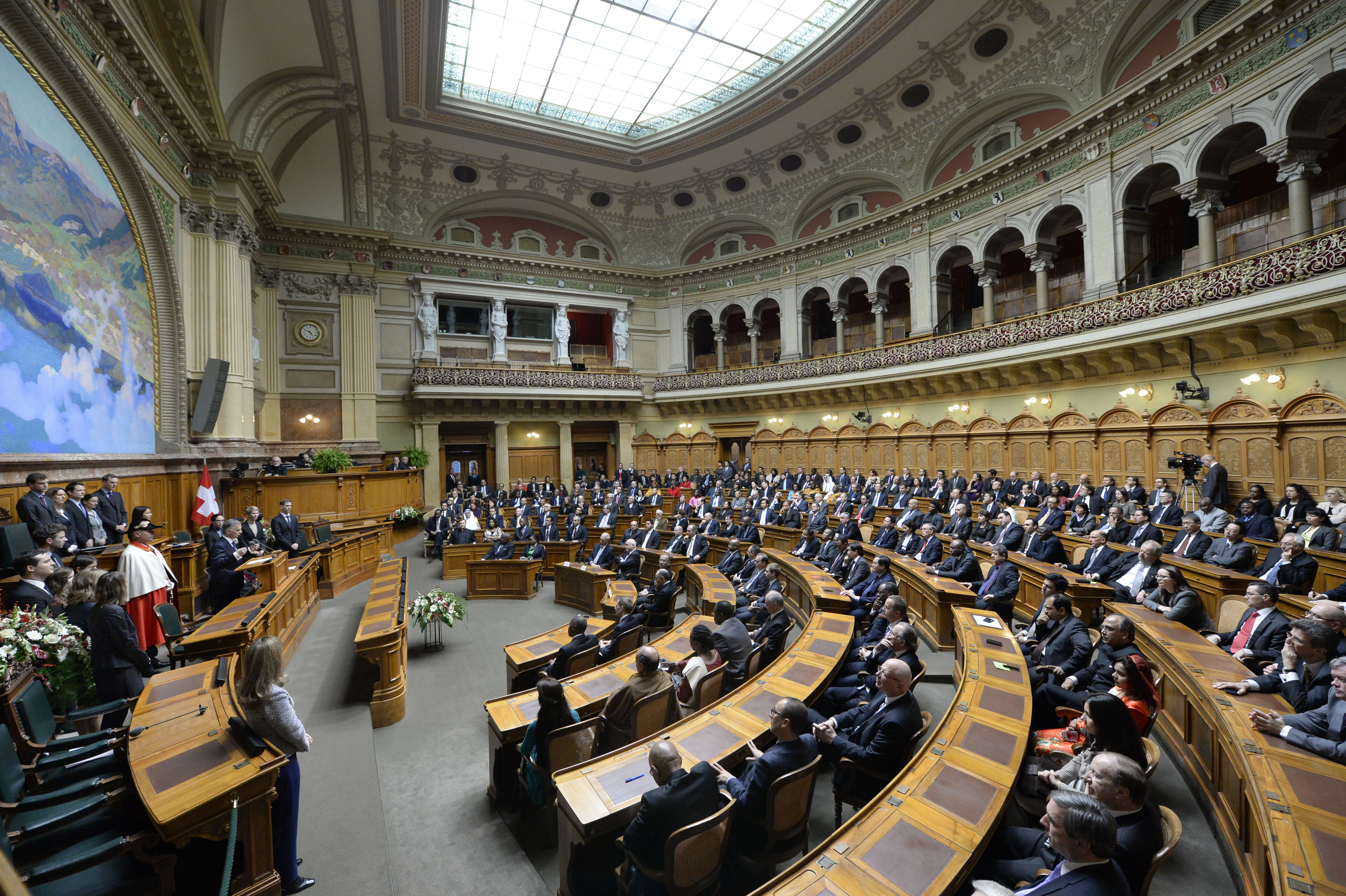 Le Nonce apostolique prononce son discours dans la salle du Conseil national.