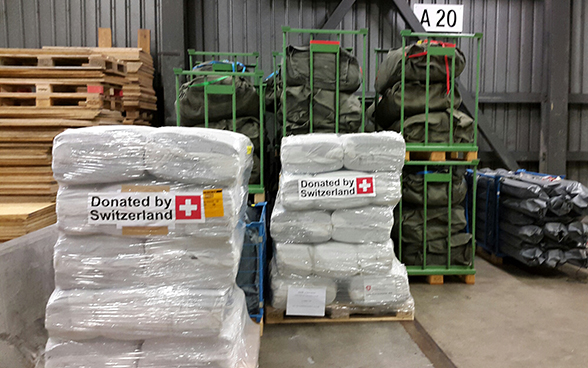 Des palettes avec du matériel de secours envoyé par la Suisse au Népal.