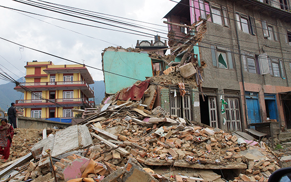 Macerie davanti a una casa distrutta dal terremoto in Nepal.