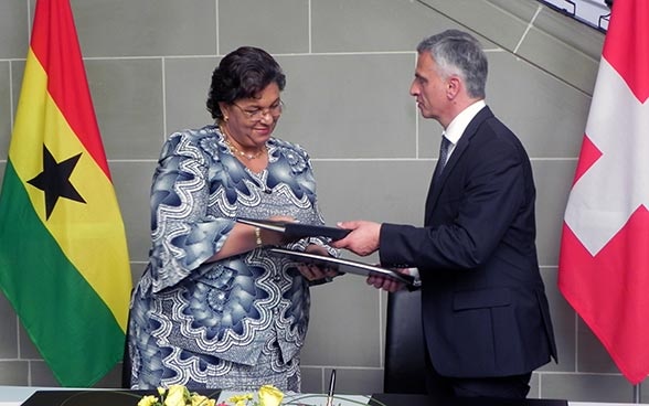 Bundesrat Didier Burkhalter und die ghanaische Aussenministerin Hanna Serwaa Tetteh. © EDA