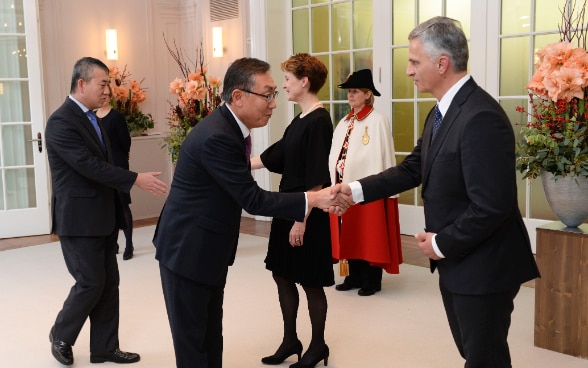 La présidente de la Confédération Simonetta Sommaruga accueille les représentants du Corps diplomatique avec le ministre des affaires étrangères Didier Burkhalter à l’occasion de la réception du Nouvel An