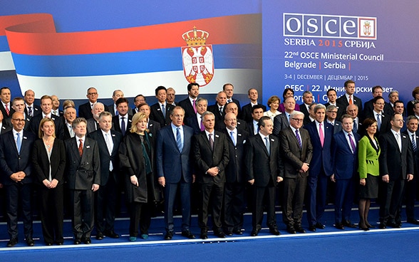 Les ministres des affaires étrangères des Etats participants de l’OSCE et responsables de délégation posent pour la photo de famille à Belgrade. © OSCE