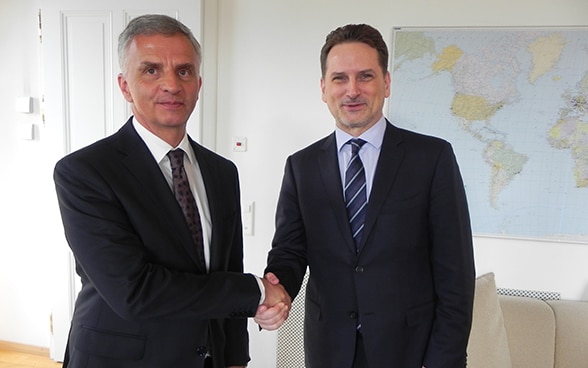 Didier Burkhalter, head of the FDFA, talks with UNRWA Commissioner-General Pierre Krähenbühl – situation in the Middle East on the agenda.