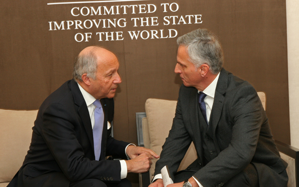 Il consigliere federale Didier Burkhalter a colloquio con i rappresentanti della Francia, Laurent Fabius. © DFAE