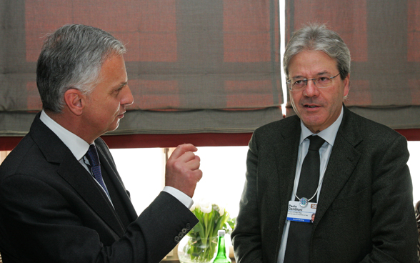 Il consigliere federale Didier Burkhalter con il ministro degli esteri italiano, Paolo Gentiloni. © DFAE