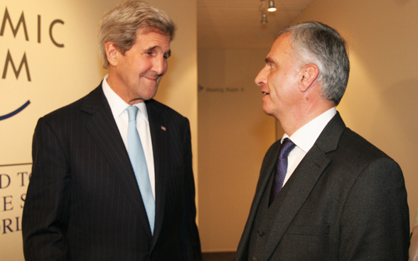 Il consigliere federale Didier Burkhalter con il segretario di Stato americano John Kerry. © DFAE