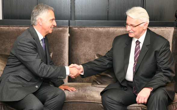 Il consigliere federale Didier Burkhalter con il ministro Witold Waszczykowski. © DFAE