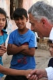 Il consigliere federale Didier Burkhalter parla con i giovani in Beirut. © DFAE