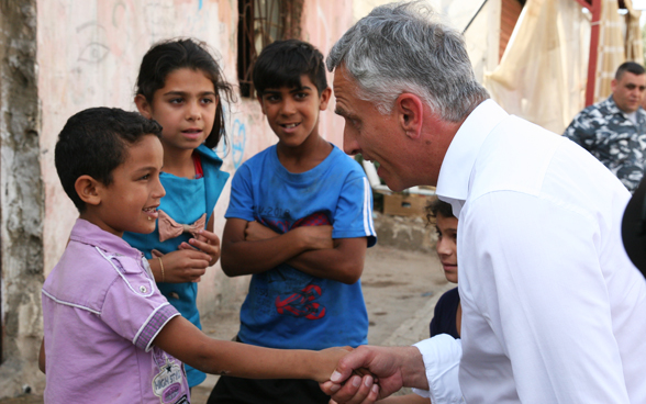 Il consigliere federale Didier Burkhalter parla con i giovani in Beirut. © DFAE