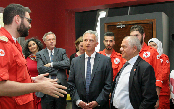 Il consigliere federale Didier Burkhalter con i membri della Croce Rossa Libanese. © DFAE