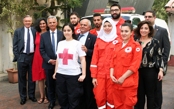 Il consigliere federale Didier Burkhalter con i membri della Croce Rossa Libanese. © DFAE