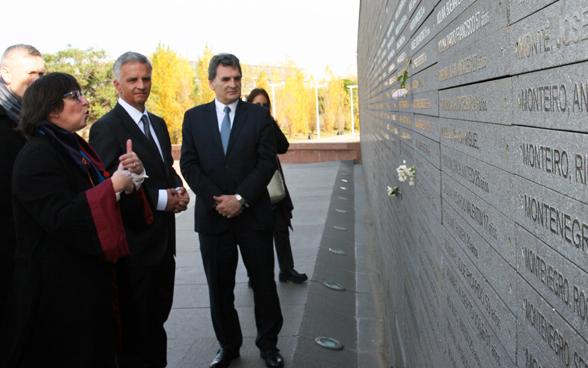 Le conseiller fédéral lors de sa visite au Parque de la Memoria à Buenos Aires.