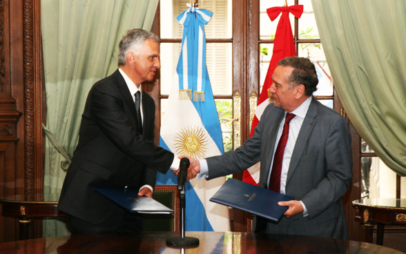 Il consigliere federale DidieBurkhalter ha firmato un accordo relativo a un programma di ricerca comune con il ministro argentino della scienza Lino Barañao.