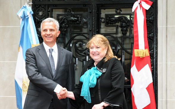 Bundesrat Didier Burkhalter wird von Argentiniens Aussenministerin Susana Malcorra zum bilateralen Gespräch begrüsst. © EDA