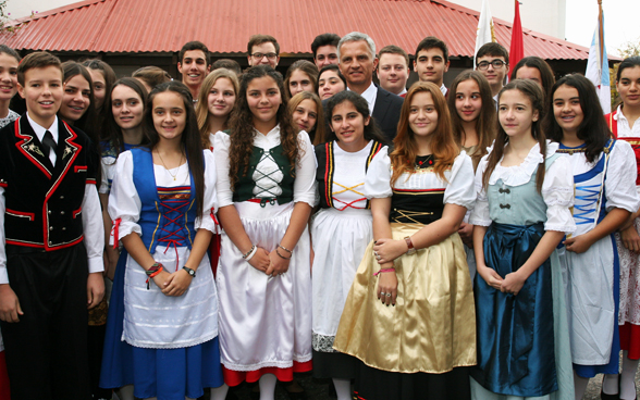 Federal Councillor Didier Burkhalter with residents from Nueva Helvecia. © FDFA