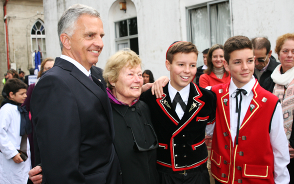 Le conseiller fédéral Didier Burkhalter avec des résidents de Nueva Helvecia dont beaucoup sont des descendants de communautés d'immigrants suisses. © DFAE