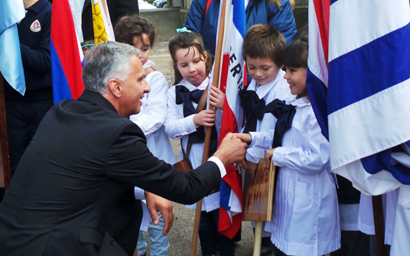 Federal Councillor Didier Burkhalter with schoolchildren from Nueva Helvecia. © FDFA