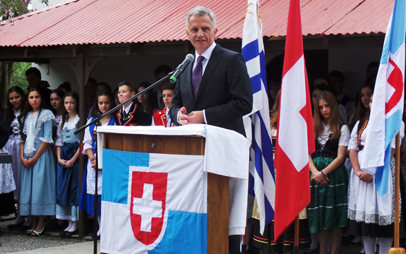 Il consigliere federale Didier Burkhalter mentre tiene un discorso a Nueva Helvecia, dove vivono numerosi discendenti di immigrati svizzeri.