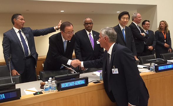 Il consigliere federale Didier Burkhalter stringe la mano a Ban Ki-moon, segretario generale delle Nazioni Unit. © DFAE
