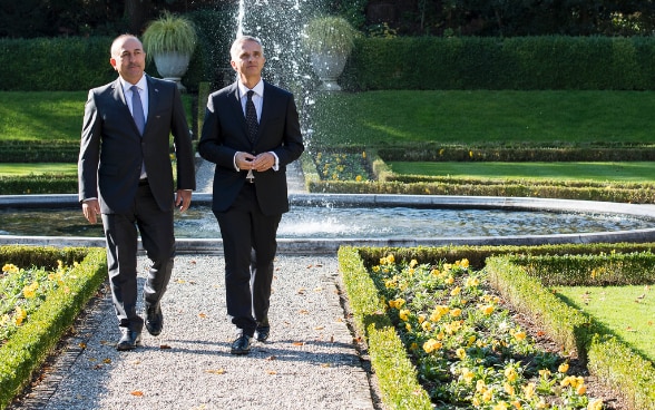 Mevlüt Çavuşoğlu, ministre des affaires étrangère de Turquie échange avec le conseiller fédéral Didier Burkhalter à la résidence du Lohn, à côté de Berne.