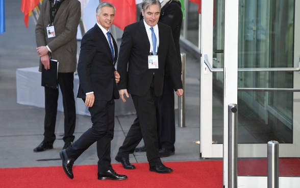 Le conseiller fédéral Didier Burkhalter entre dans le parc des exposition de la ville de Hambourg, en Allemagne, où se tient le Conseil des ministres de l’OSCE.