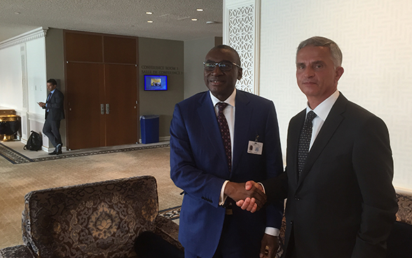 Il consigliere federale Didier Burkhalter discute con il Ministro della Giustizia del Senegal, Sidiki Kaba.