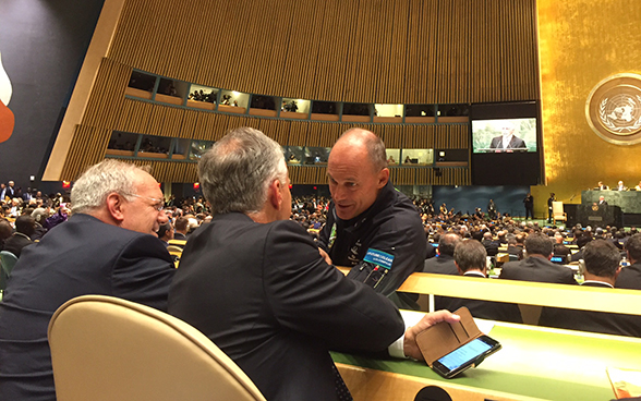 L’un des pilotes de Solar Impulse Bertrand Piccard salue le président de la Confédération Johann N. Schneider-Ammann et le conseiller fédéral Didier Burkhalter.