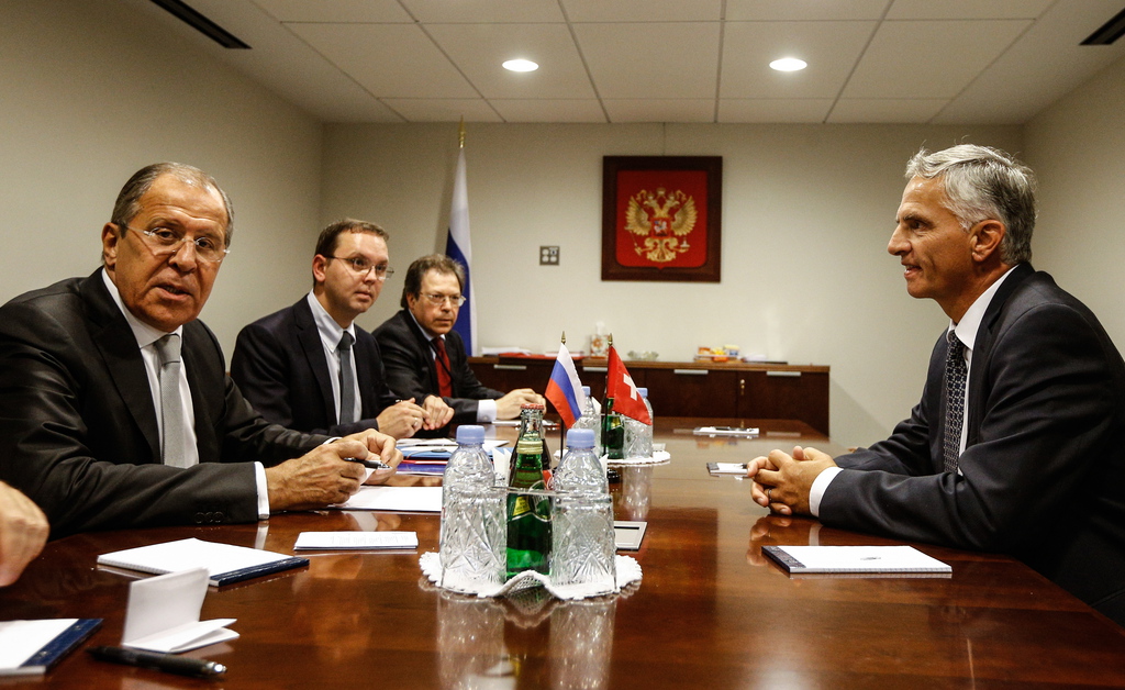 Il ministro degli esteri russo Sergej Lavrov e il consigliere federale Didier Burkhalter discutono durante una riunione presso la sede della Nazioni Unite di New York.