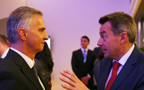 Le Conseiller fédéral Didier Burkhalter en discussion avec Peter Maurer, président du Comité international de la Croix-Rouge. © DFAE