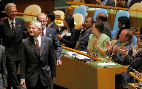 10.09.2002: Bundespräsident Kaspar Villiger, Botschafter Jenö Staehelin und Leiter Aussendepartement Joseph Deiss auf dem Weg zum Delegiertenplatz in der UNO-Generalversammlung New York.