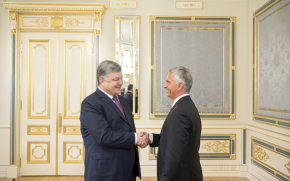Il capo del DFAE Didier Burkhalter incontra il presidente ucraino Petro Porošenko per un colloquio bilaterale.