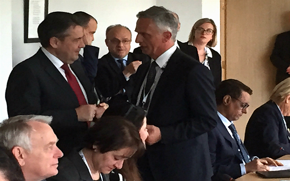 Bundesrat Burkhalter spricht während der Syrien-Konferenz in Brüssel mit dem deutschen Aussenminister Sigmar Gabriel.