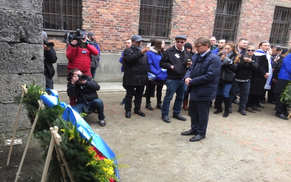 Benno Bättig, presidente in carica dell’International Holocaust Remembrance Alliance (IHRA), durante la deposizione di una corona al muro della morte ad Auschwitz in occasione della March of the Living