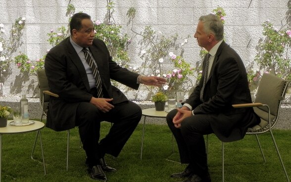 Didier Burkhalter e il ministro sudanese degli affari esteri Ibrahim Ghandour parlano seduti.