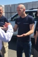 Didier Burkhalter im Gespräch mit drei Mitarbeitern der schweizerischen Humanitären Hilfe in Mariupol.
