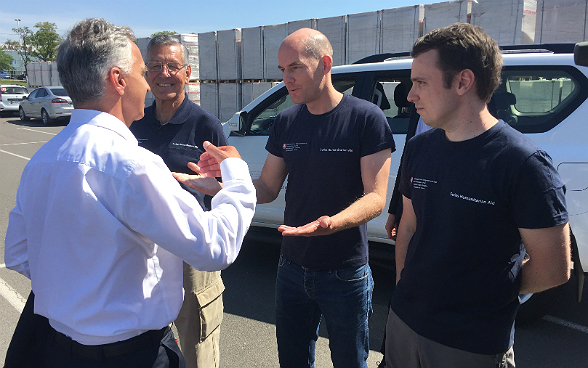 Didier Burkhalter discute con tre membri dell’Aiuto umanitario svizzero in Ucraina.