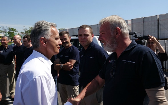 Didier Burkhalter discute avec des membres de l’aide humanitaire suisse en Ukraine.