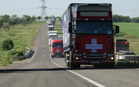 I camion del convoglio umanitario incolonnati sulla strada.