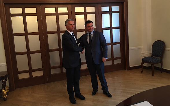 Stretta di mano tra Didier Burkhalter e il ministro ucraino degli affari esteri Pavlo Klimkin.